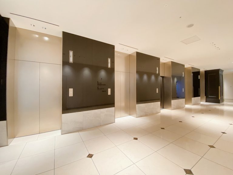 フロント階エレベーターホール