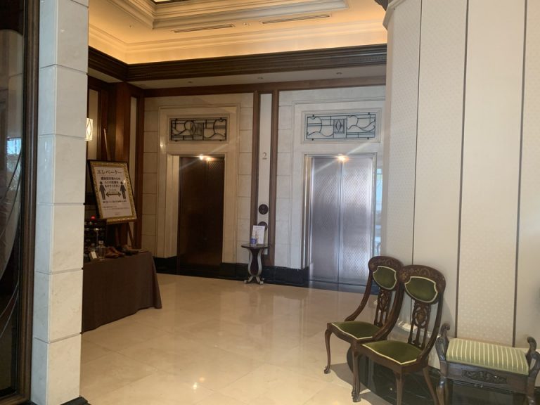 フロント階エレベーターホール