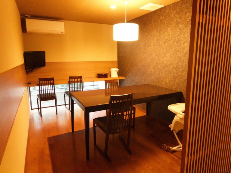 和室の隣にダイニングテーブルとデスクスペース