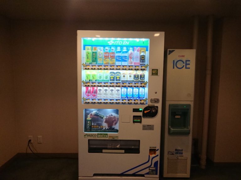 客室棟のエレベーターホール近くに自販機と製氷機がありました