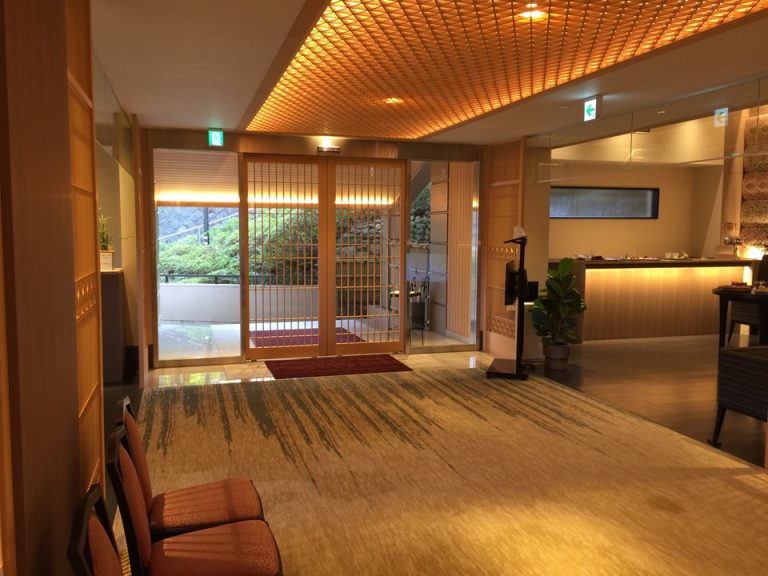 玄関は明るく開放感があります