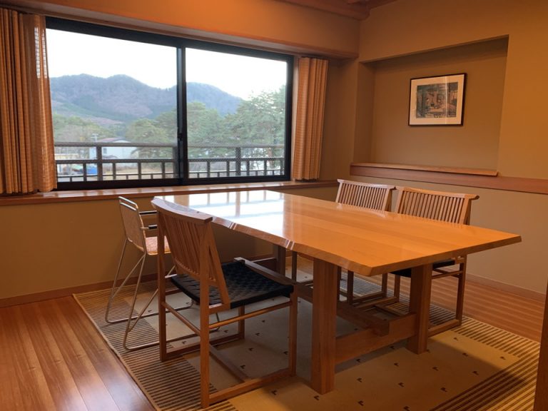 夕食および朝食会場(お部屋)