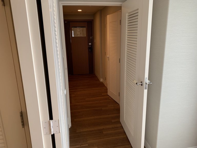 部屋から入口へ