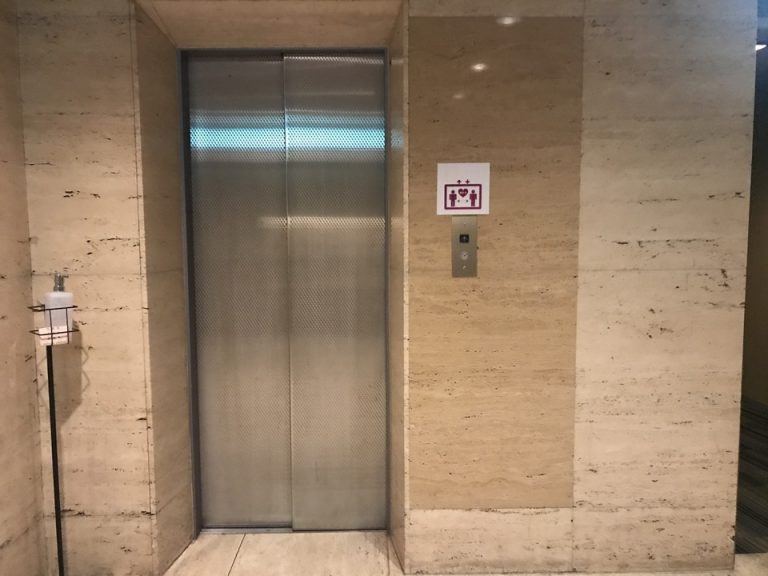 エレベーターホールフロント階