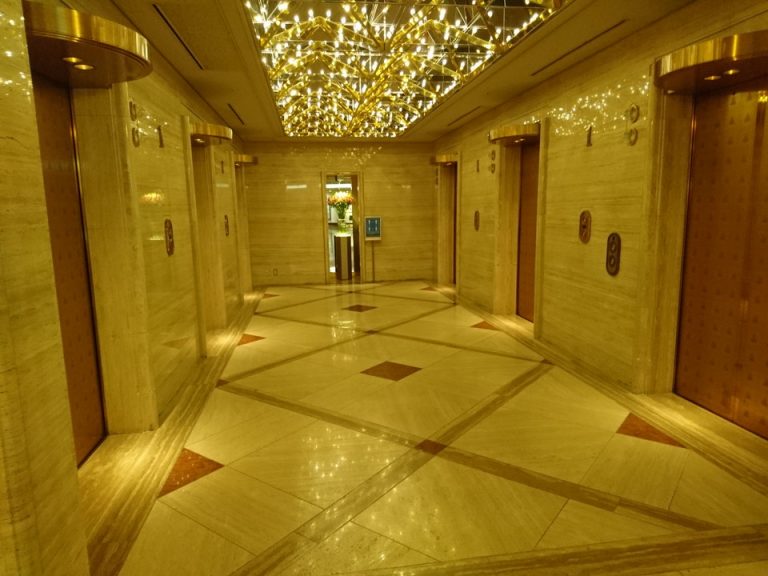 エレベーターホールフロント階