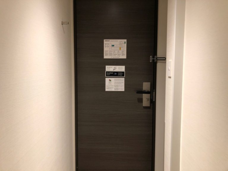 客室内からドア