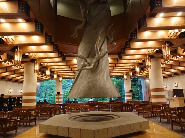 ラウンジ「河神」_大きな窓から見える奥入瀬の緑が絵画のようです