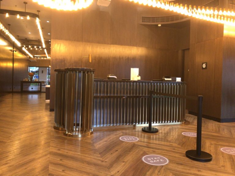 フロント全体です。窓口は二つです。スタッフは皆、フレンドリーです。