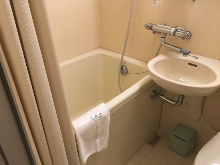 バスルーム入口から全体