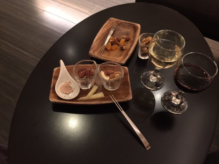 ラウンジでは20時からナイトキャップでワインなどのアルコールも楽しめました。