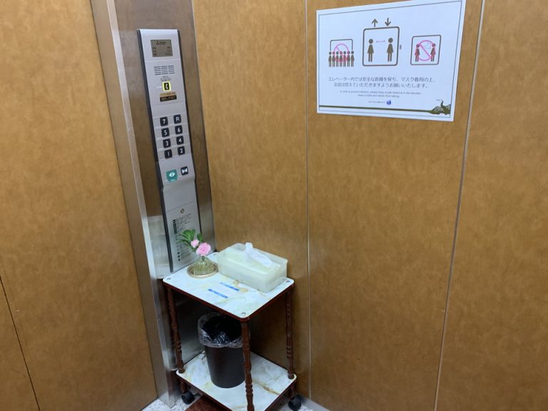 エレベーター内(2)