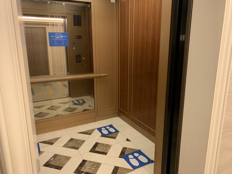 エレベーター内(2)