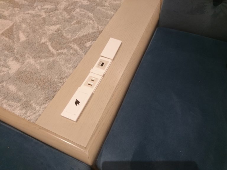 ソファー横のUSBポートとコンセント