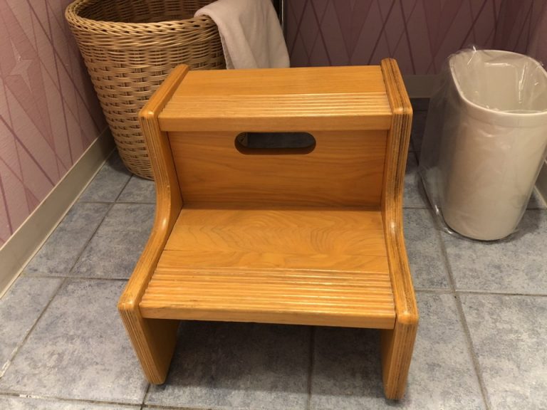 洗面台には踏み台もあります