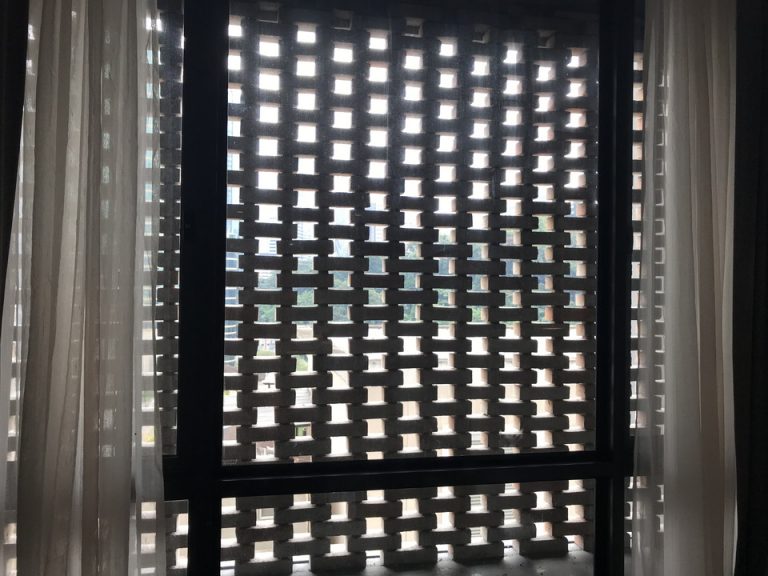 客室窓2 客室の窓のカーテンを全て開けた状態です。天井から床までの窓ですが、ホテルの外壁のデザインのブロックで光が眩しいということがありません。そして、景色はブロックでほぼ見えません。