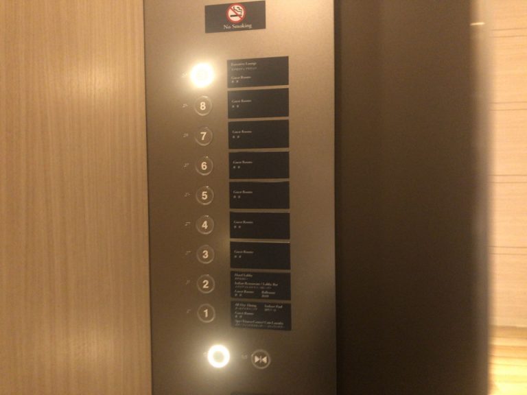 エレベーター内ボタン