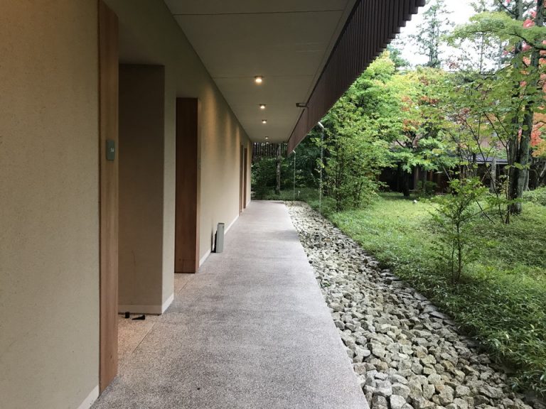 客室廊下を望む