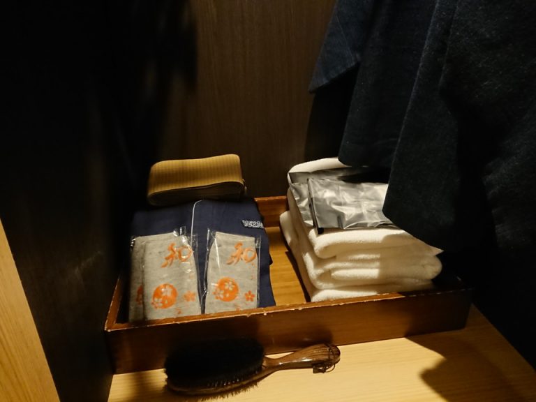アメニティ_2ピースの部屋着と足袋、タオル類や歯ブラシ等一通り用意されています