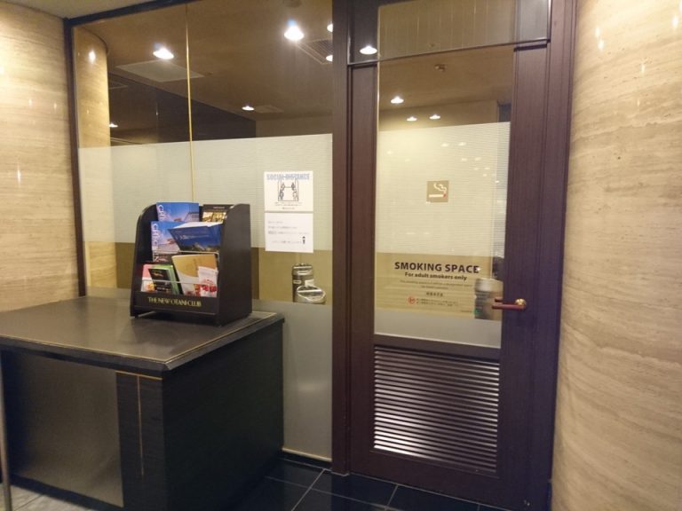 2階エントランス横に喫煙ルーム