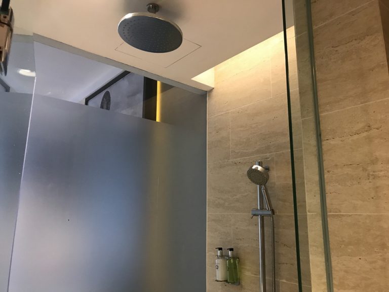 シャワー2 シャワーノズルは、天井からのものと、手持ちもできるものの2種類ありました。マレーシアはお湯の温度が低いホテルもあるのですが、こちらのホテルは温度は充分に温かく、水圧も充分に快適なものでした。