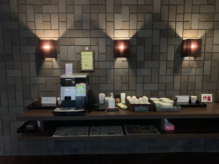 飲み物が自由に飲めてゆったり過ごせる談話室