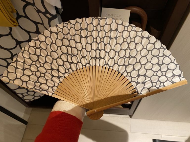 入口左の扇子(表)