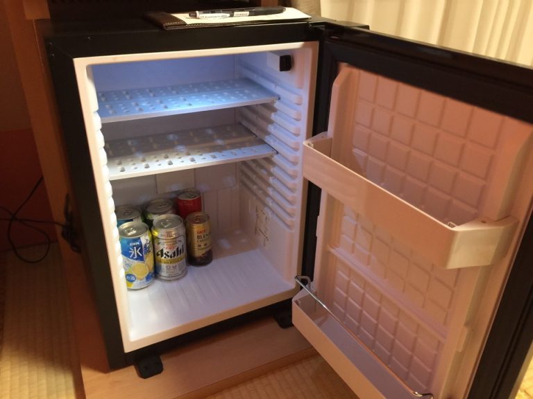 部屋のミニバー。ビールなどが入っていました。
