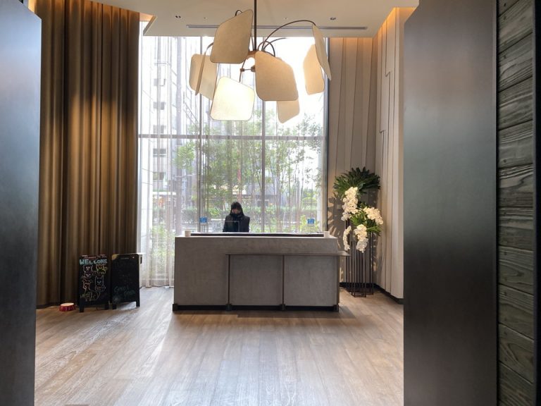 エレベーターホールから見たフロントカウンター