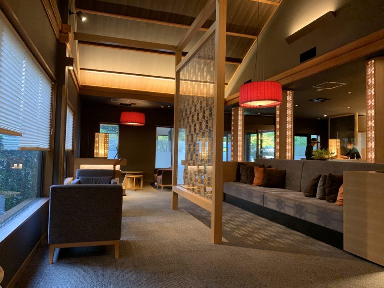 和モダンで落ち着きのあるロビー2