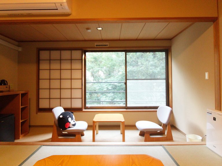 【客室全体(窓際方向)】椅子が置いてあって窓から景色が見えます