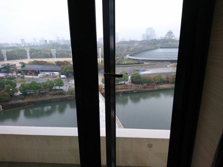 客室窓(開けた状態)