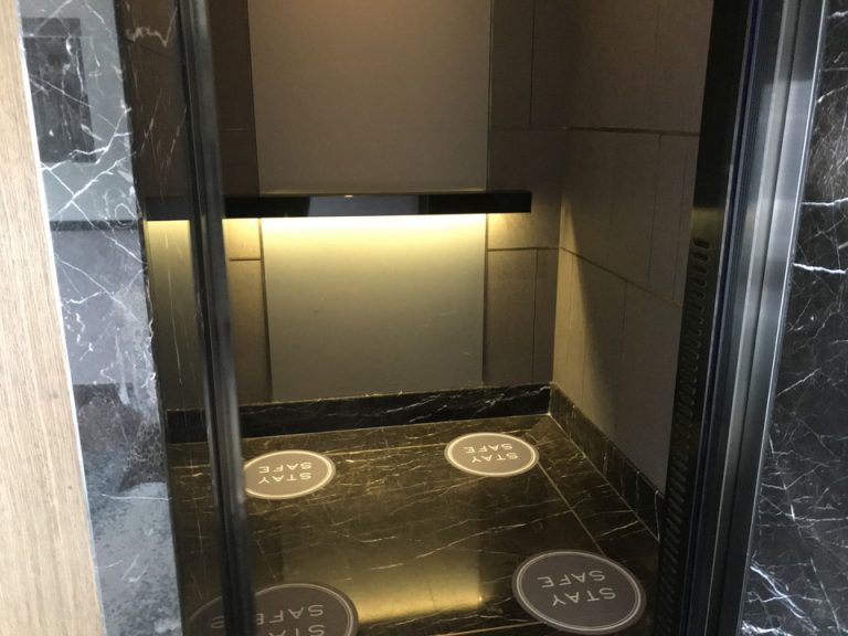 エレベーター内観です。ちょっと薄暗い照明でした。