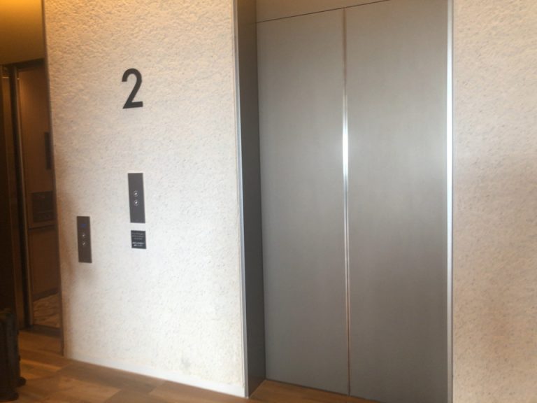 エレベーター前