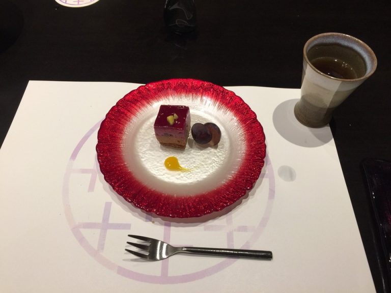 食後のデザートはカシスとチョコのムース