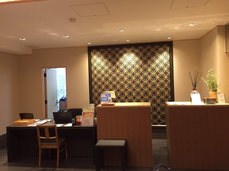 フロントにも和のしつらえ