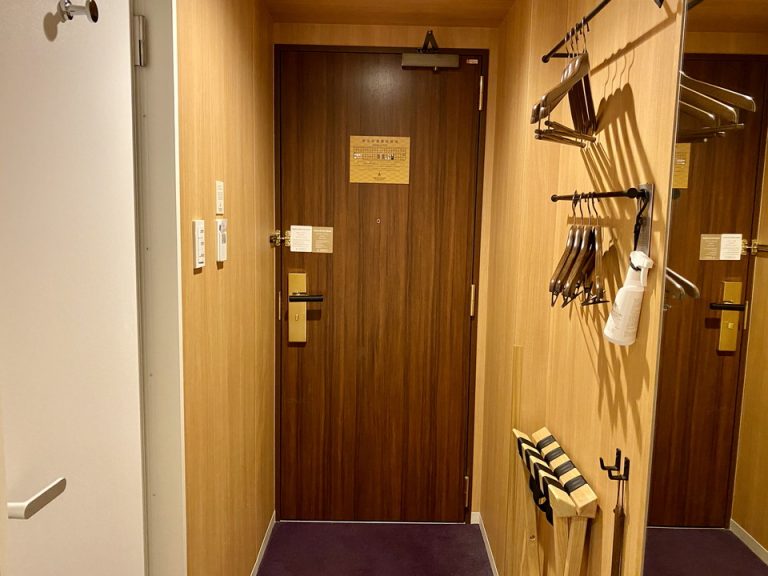 客室入口内観ドア