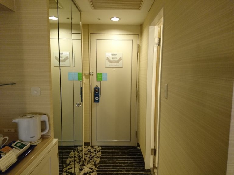 客室入口内観ドア