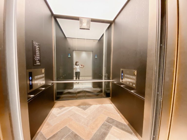 エレベーター内4