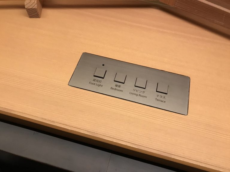 ヘッドボードのボタン