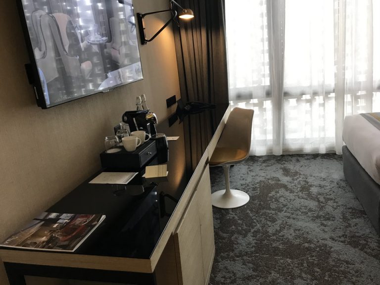 デスク2. こちらはデスクです。椅子は一つのみ、動かせます。ペンや紙類など備品はありませんでした。引き出しには聖書だけ入っていました。JPG