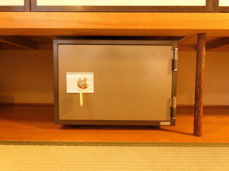 【セーフティーボックス(閉じた状態)】鍵であける金庫(1)