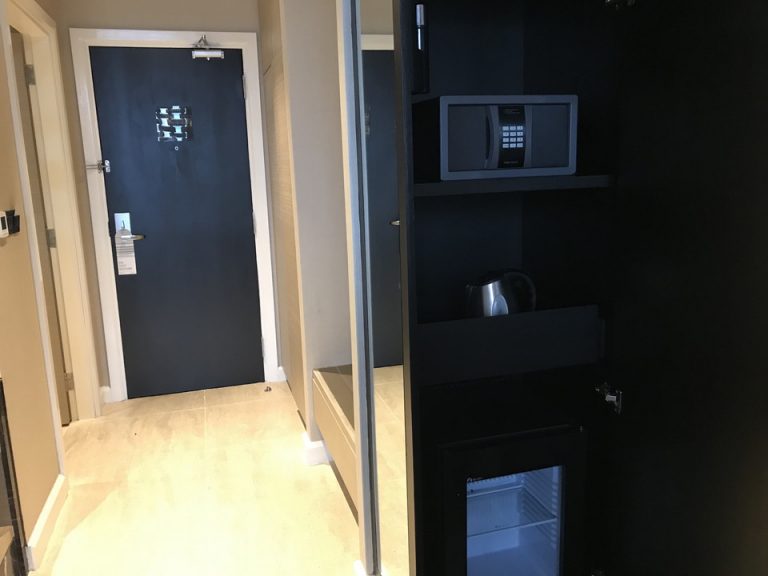 扉を開けると、上から、セイフティーボックス、ポット、冷蔵庫が入っています。