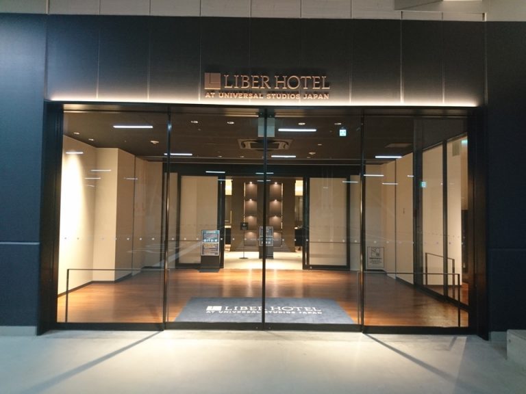 1階駐車場からのエントランス外観JPG