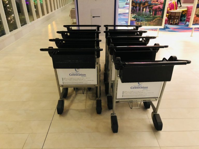 荷物を運ぶカートもあります