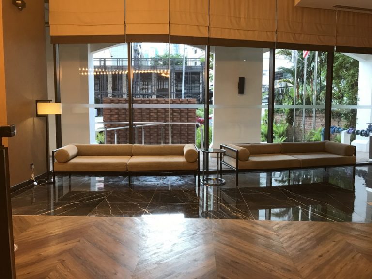 フロントの前のソファー二つがあるロビーです。奥にはトイレがあります。