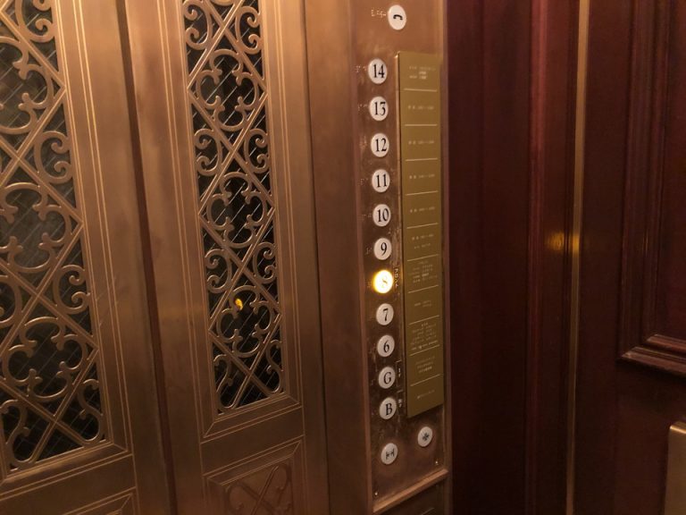 エレベーター内_階数ボタン