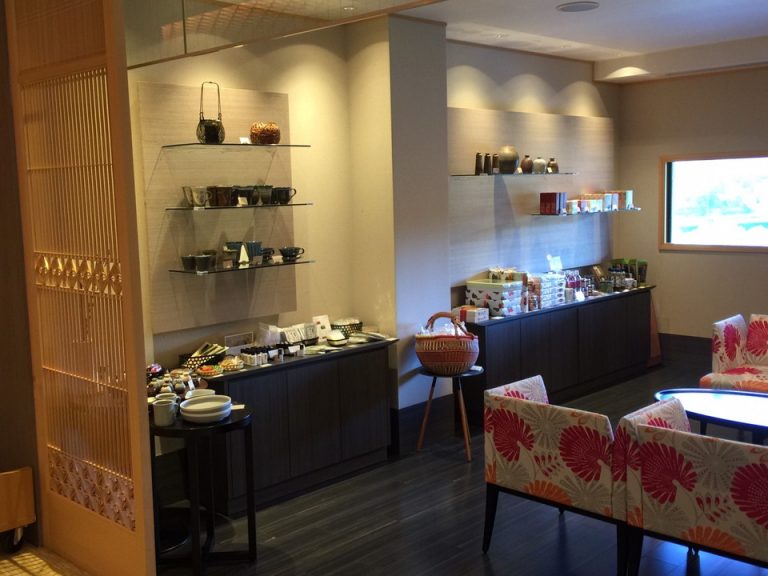 フロント横に小さなショップがあります