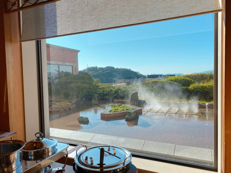 料理を取りながら見れる和風庭園