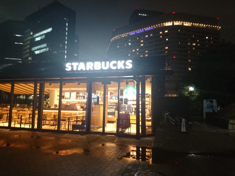 大阪城新橋を渡るとスタバ