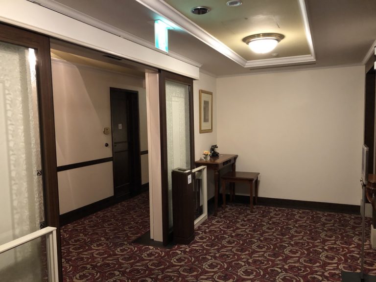 各階エレベーターホール_自動ドア